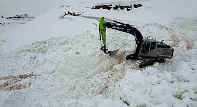 Şırnak'ta çığ düşen yolu açmak için ekipler seferber oluyor
