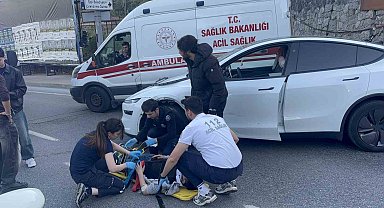 Şişli'de Tesla marka otomobil ile motosiklet çarpıştı: 1 yaralı