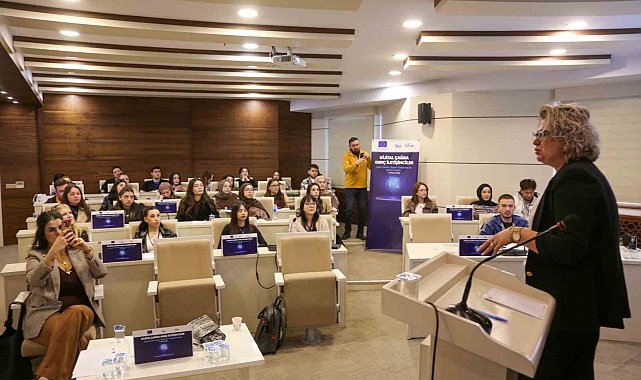 Sivas'ta genç iletişimciler dijital dünyaya hazırlanıyor