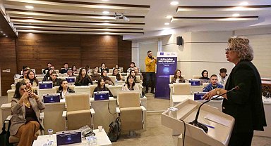 Sivas'ta genç iletişimciler dijital dünyaya hazırlanıyor