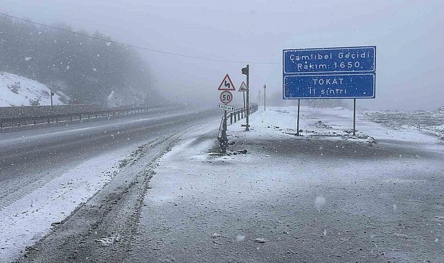 Sivas'ta kış geri döndü: Geçitler karla kaplandı