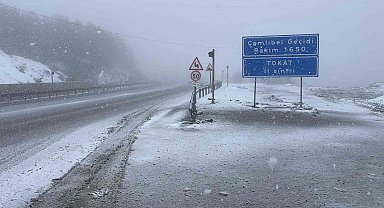 Sivas'ta kış geri döndü: Geçitler karla kaplandı
