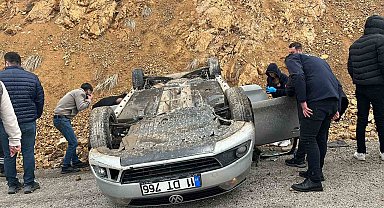 Sivas'ta otomobil takla attı, 3 kişi yaralandı