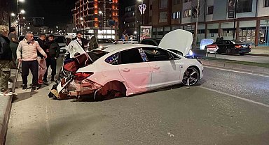 Sivas'ta üç kişinin yaralandığı kazada araç hurdaya döndü: O anlar kamerada