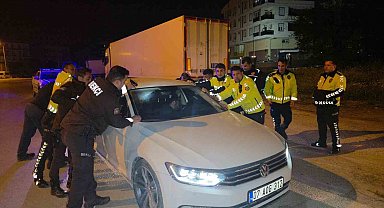 Sızan sürücüyü uyandırmak için aracı beşik gibi salladılar