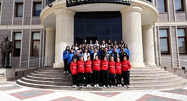 Söğüt Spor Voleybol Takımı'nı makamında kabul etti