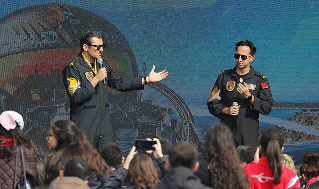 SOLOTÜRK pilotları İstanbul'da vatandaşlarla bir araya geldi