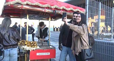 Sosyal Medyada yabancı turistlerin ilgi odağı olan kestaneci Alper Temel, "Amacım İstanbul'un ruhunu güzelliğini göstermek"