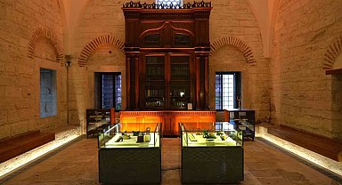 Sultan Abdülhamid Han'ın elleriyle yaptığı kitaplık Beyazıt Yazma Eser Kütüphanesi'nde 142 yıldır korunuyor