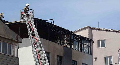 Sultanbeyli'de alevler binaları sardı: İki evin çatısı küle döndü