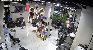 Sultangazi'de kuaförde ilginç anlar kamerada: Kedi müşterileri kovaladı