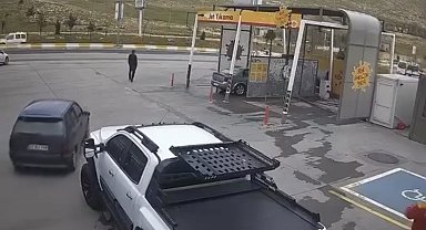 Sürücüsünün el frenini çekmeyi unuttuğu otomobil anayola çıktı