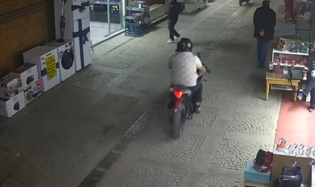 Tarihi çarşıda motosiklet kazası: Yayaya çarpıp kaçtı