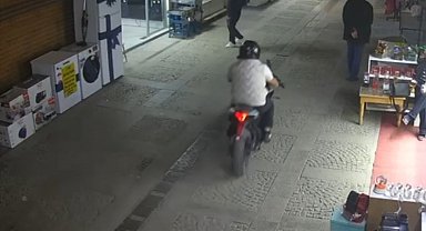 Tarihi çarşıda motosiklet kazası: Yayaya çarpıp kaçtı