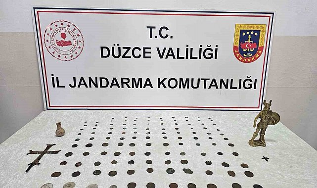Tarihi eserleri satmak için müşteri ararken jandarmaya yakalandılar