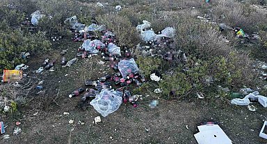 Tarihi geçmiş yüzlerce şalgam suyu şişesini ormanlık alana attılar