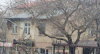 Tarihi Harput'ta nisanda kar sürprizi