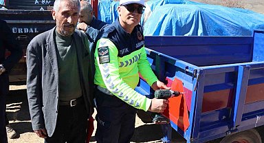 Tarla bahçe sezonu başlarken jandarmadan traktör kazalarına reflektörlü önlem