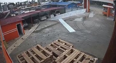 Tarsus'ta etkili olan rüzgar bir iş yerinin çatısını uçurdu