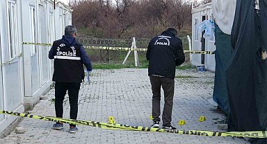 Tartıştığı dini nikahlı eşi ile bacanağına kurşun yağdırdı