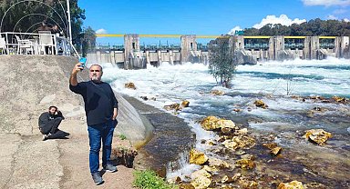 Taşkın önlemi manzaraya dönüştü, herkes fotoğraf çekti