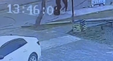 Tatvan'da faciadan dönüldü: Telefon direği az kalsın yoldan geçen 2 kişinin üzerine düşecekti