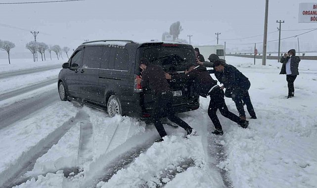 Tatvan'da nisan ayında şehir beyaza büründü