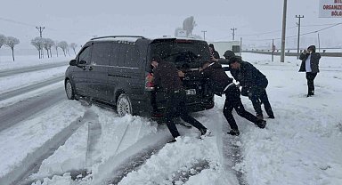 Tatvan'da nisan ayında şehir beyaza büründü