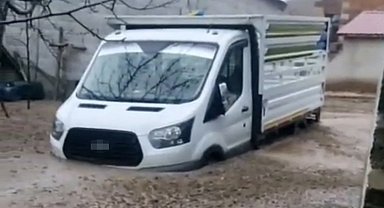 Tatvan'da sel felaketi: Araçlar ve hayvanlar mahsur kaldı