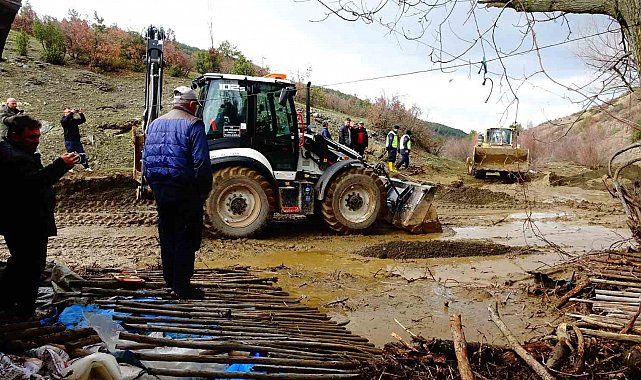 Tavşanlı'da gölet taştı, bir ev ve ahır sular altında kaldı