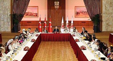 TBMM Başkanı Kurtulmuş 26 ülkeden gelen dünya çocuklarını TBMM Tören Salonu'nda kabul etti