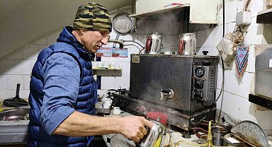 Tek koluyla hayata dört elle sarıldı