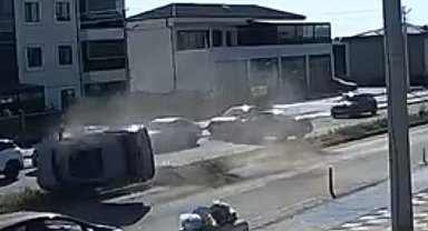 Tekirdağ'da 2'si çocuk 5 kişinin yaralandığı kaza kamerada: 25 metre boyunca taklalar attı