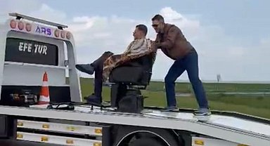 Tekirdağ'da görenler şaşırdı : Müşterisini çekici üzerinde traş etti