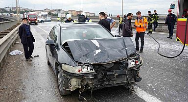 TEM Otoyolu'nda yola dökülen atıklar sonucu zincirleme kaza, 7 araç birbirine girdi