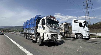 TEM'de tırdan kopan lastik kamyonun altına girdi