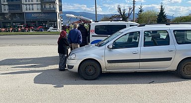 Ters yönden gelen hafif ticari araç motosikletle çarpıştı: 1 yaralı