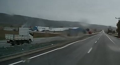Ters yöne giren kamyonetin tehlikeli yolculuğu kameraya yansıdı