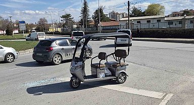 Ters yöne girmeye çalışan üç tekerlekli elektrikli araç kaza yaptı