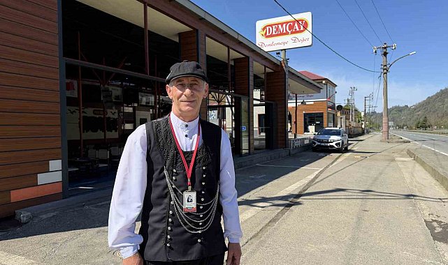 Tesise gelen tur otobüsleri ve minibüsleri adeta uçak yönlendirme görevlisi gibi karşılıyor