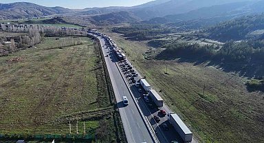 Tır devrildi, Kayseri-Sivas yolunda uzun araç kuyruğu oluştu