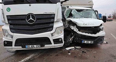 Tır ile kamyonet çarpıştı: 2 yaralı