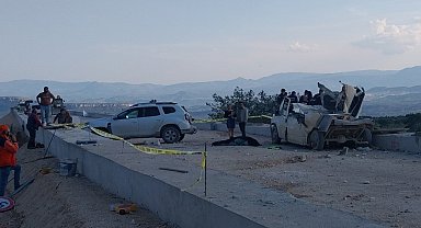 Tır rampaya çarptı, fırlayan mermerler minibüsü parçaladı: 1 ölü, 3 yaralı