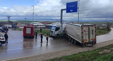 Tır refüje çarptı: 1 yaralı