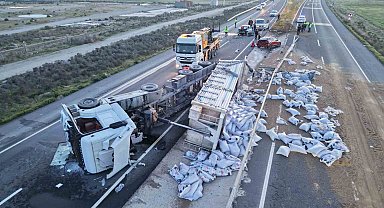 Tır refüje devrildi, yardım etmek için duran araca başka araç çarptı: 6 yaralı