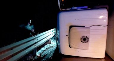 Tır yan yattı, yol trafiğe kapandı: 1 yaralı