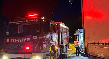 Tıra yandan çarpan otomobilde 1 kişi öldü, 1 kişi ağır yaralandı