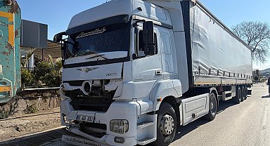 Tırın çarptığı hafif ticari araçta 3 kişi yaralandı