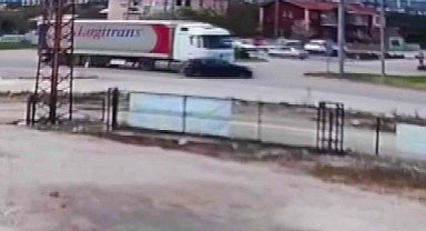 Tırın otomobili önüne katıp sürüklediği kaza kamerada