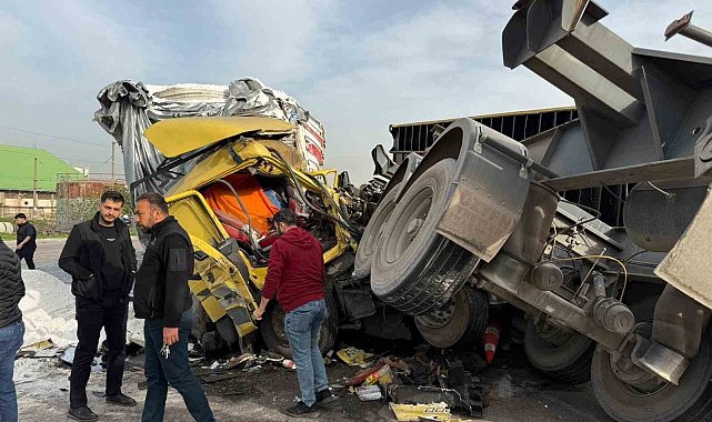 Tırların çarpıştığı feci kaza kamerada